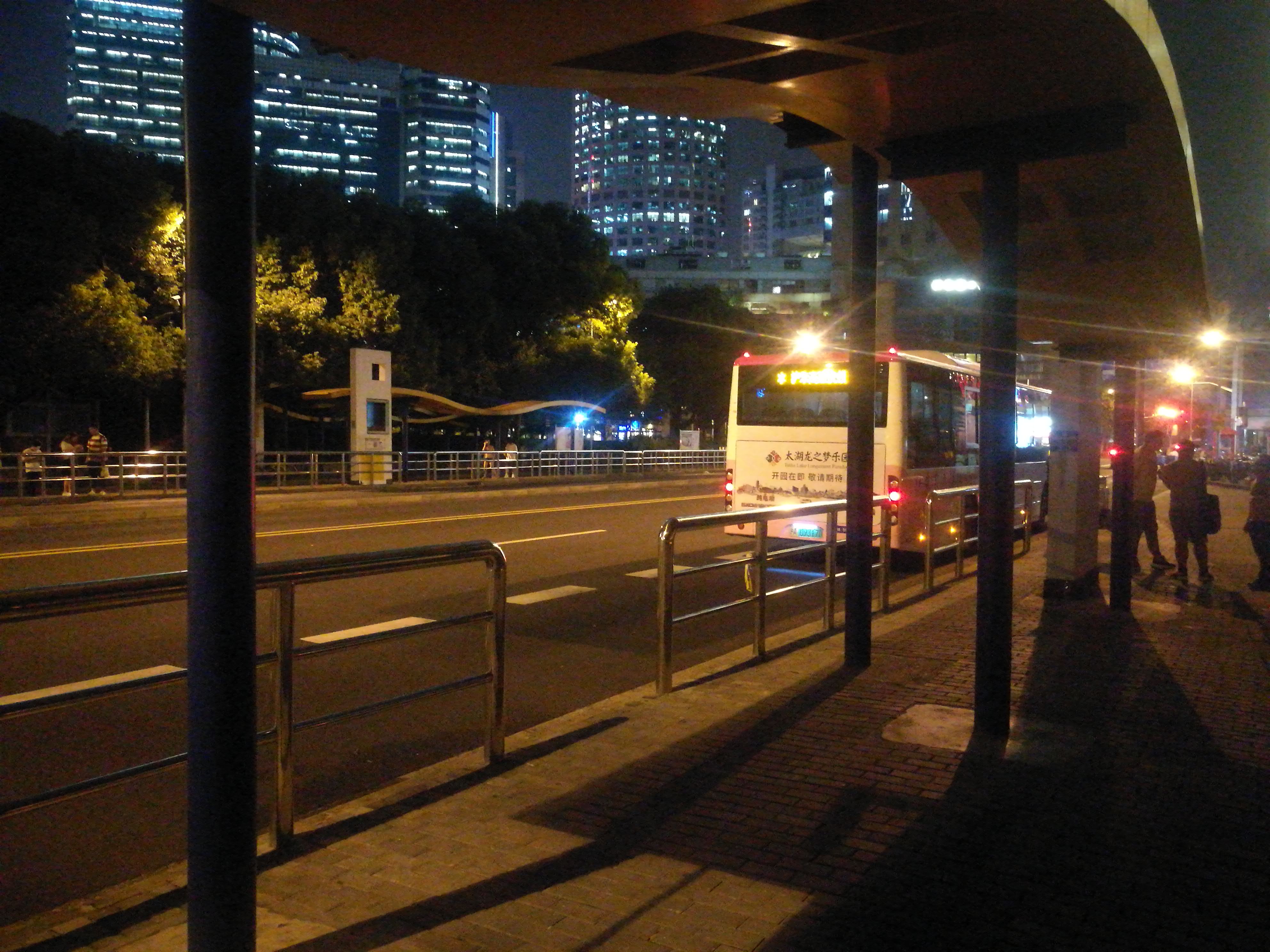 金陵中路普安路公交站