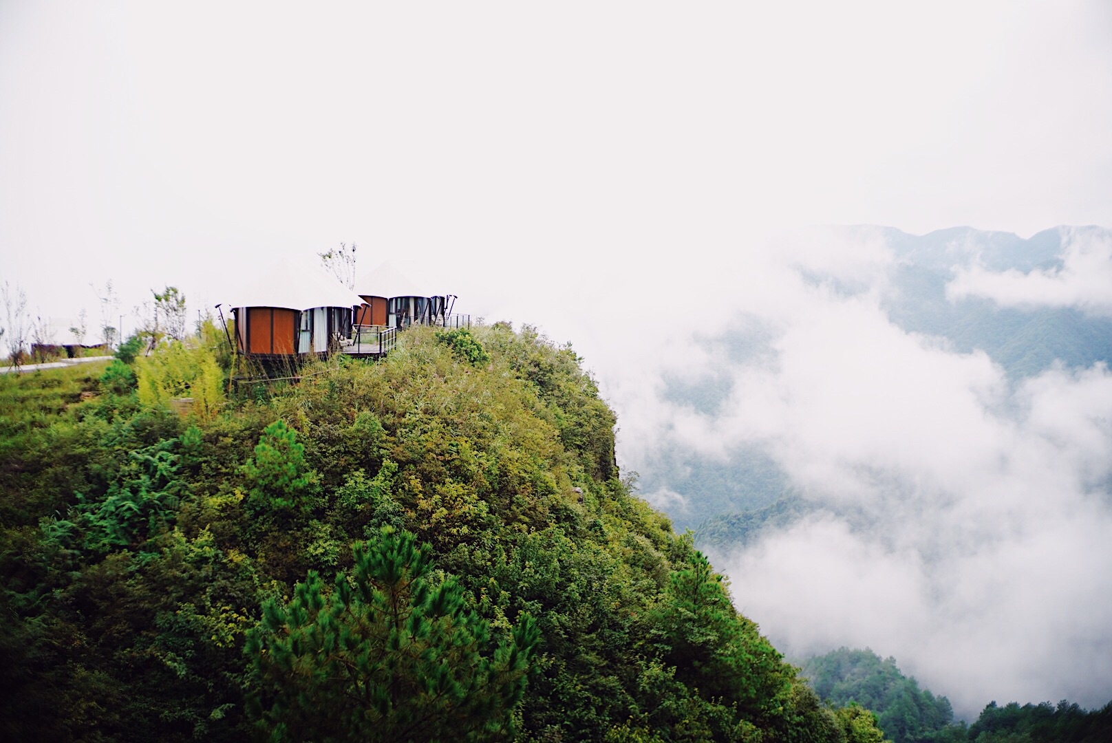 悬崖上的酒店与云海贵州朴语山居