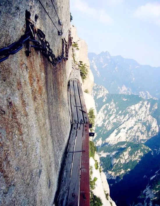 路面,下由石柱固定,游人至此,面壁贴腹,屏气挪步,被喻为"华山第一天险