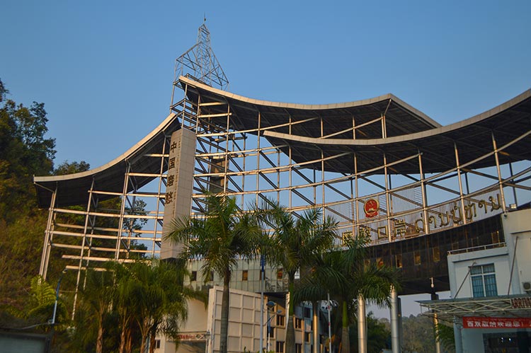 早餐后,驾车前往【磨憨口岸】拍照游玩,之后前往【勐远仙境是热带雨林