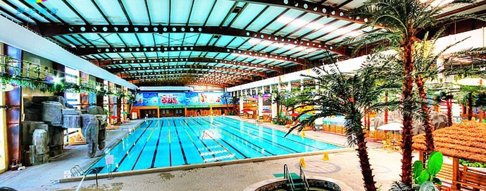 室内游泳馆中不但能游泳,泳池边还有小型水疗池和温泉泡池,让你随时