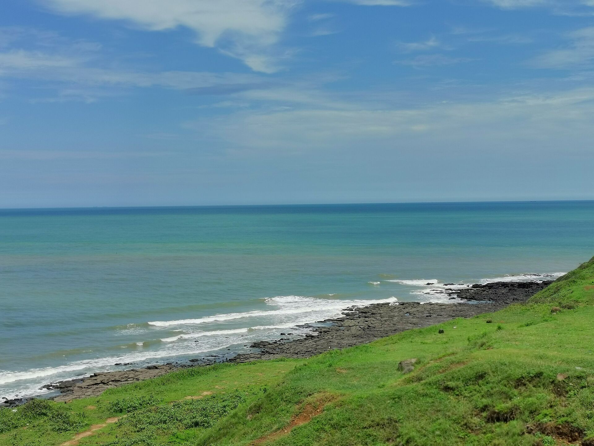 镇海角在镇海卫伸出海边的凸出地,这里有2座灯塔非常网红,一新一旧