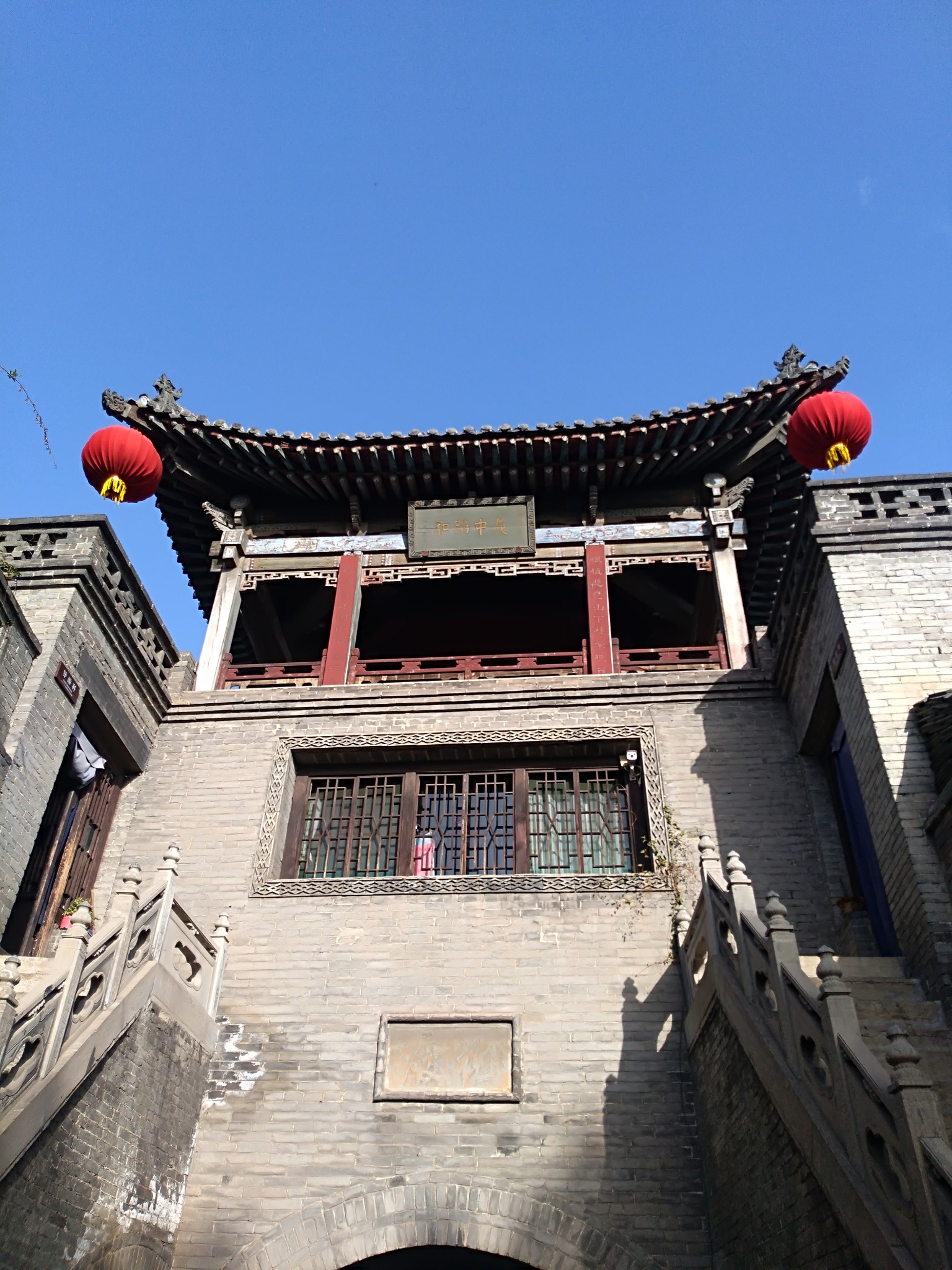 龙头雕梁画栋的房脊红门堡未开放区域王家大院城墙下,山西真正的窑洞