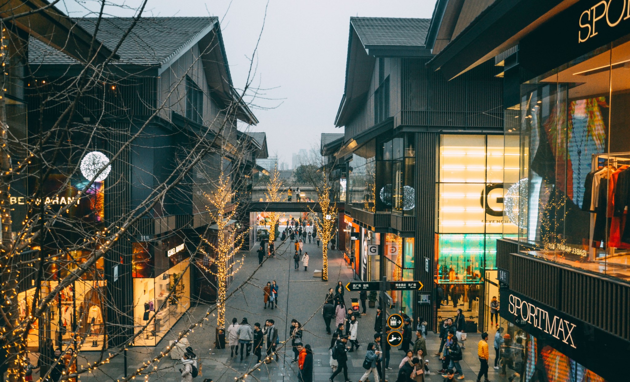 闪亮五角星组成的拱廊藏匿在里巷里,谁说