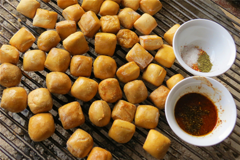 建水烤豆腐是云南省建水县的特色传统特色名吃.