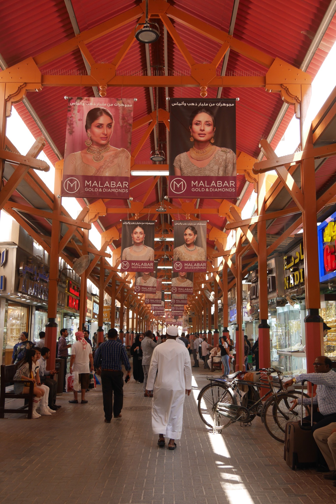 陪我到迪拜的街头走一走