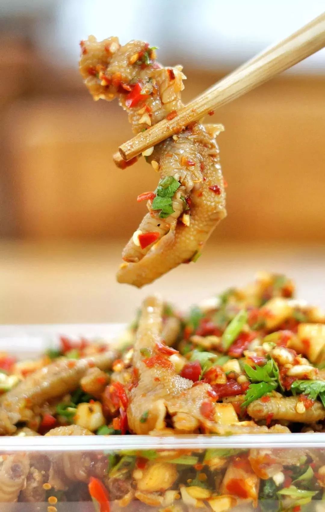 你看这满满的鲜辣椒,这样做出来的鸡爪绝对入味.