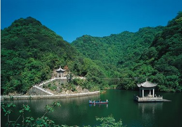 東錢湖伴山溫泉 江南張家界—五龍潭7d玻璃橋 皮革城自由活動)