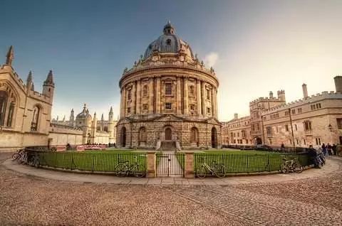 作为牛津最知名的地标,这个新古典主义建筑建于18世纪中叶,以容纳瑞德