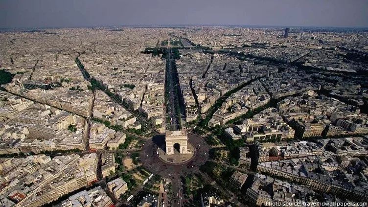 如果没有时间上埃菲尔铁塔,凯旋门上也是一个俯瞰巴黎