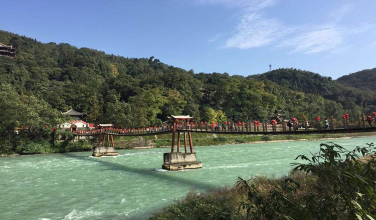 品嚐四川特色美食,車子送達08:00 遊覽峨眉山金頂,乘坐觀光車至雷洞坪