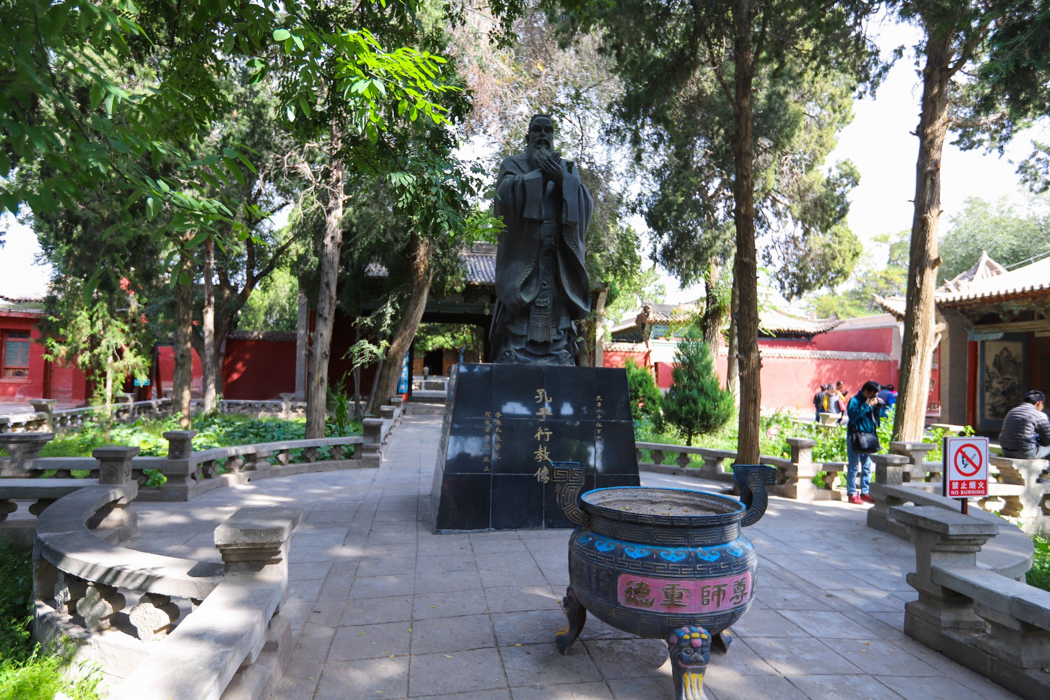 结构严谨,规模宏大,气势雄壮,造型雄伟的宫阙式建筑群,主要由儒学院