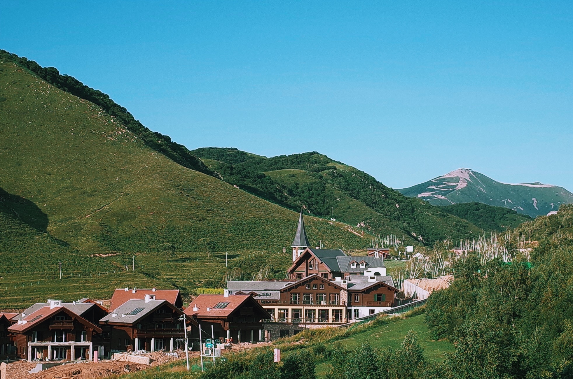 海坨山谷有青山花海烟火歌声的瑞士小镇