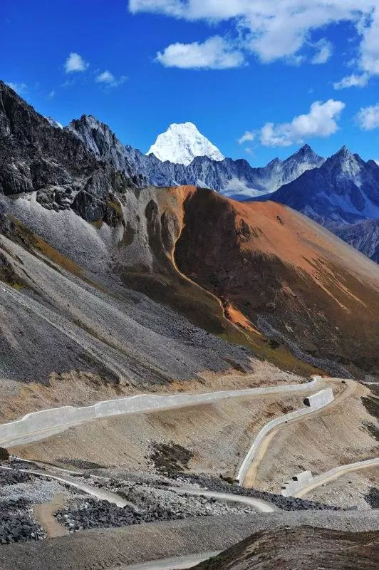 尼大当大桥的建成通车,云南省又增添了一条进藏公路——丙察公路