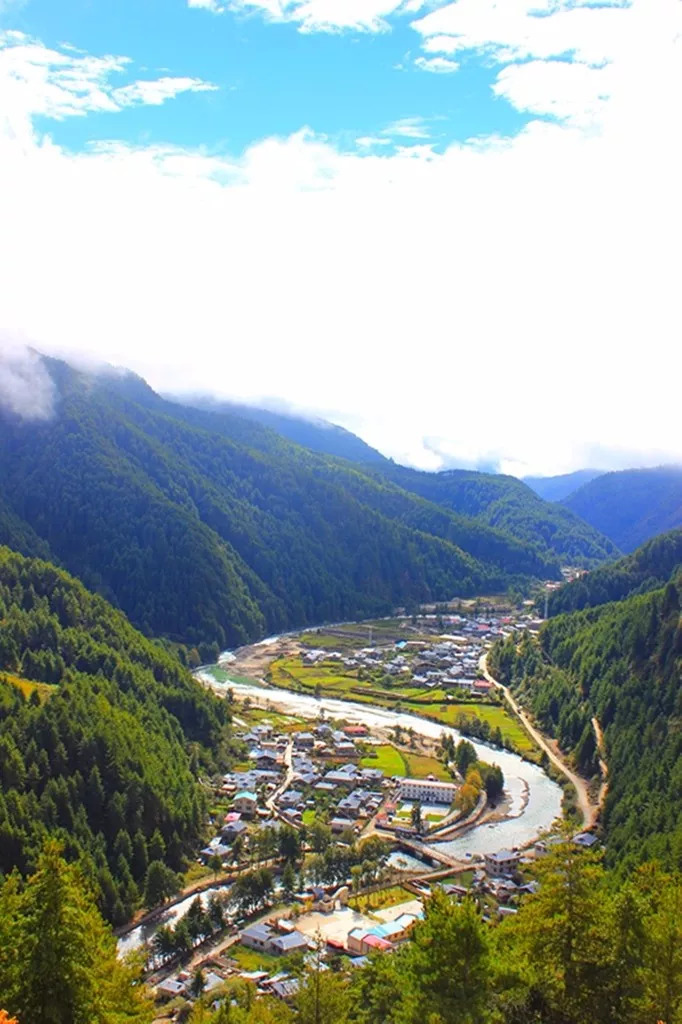 坐标:距日喀则市约300公里亚东县境内,从海拔4700多米的帕里镇下行