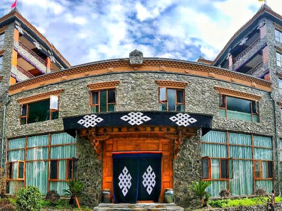 因魏酒店位置就在米亚罗毕棚沟景区内,最好是下午六点前入住,否则18