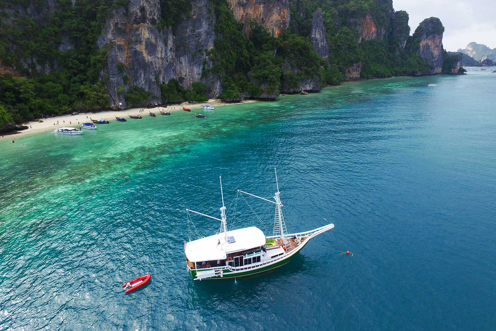 泰国甲米海上菲尼斯帆船婚礼及浪漫夕阳船上婚宴2小时婚礼跟拍50张
