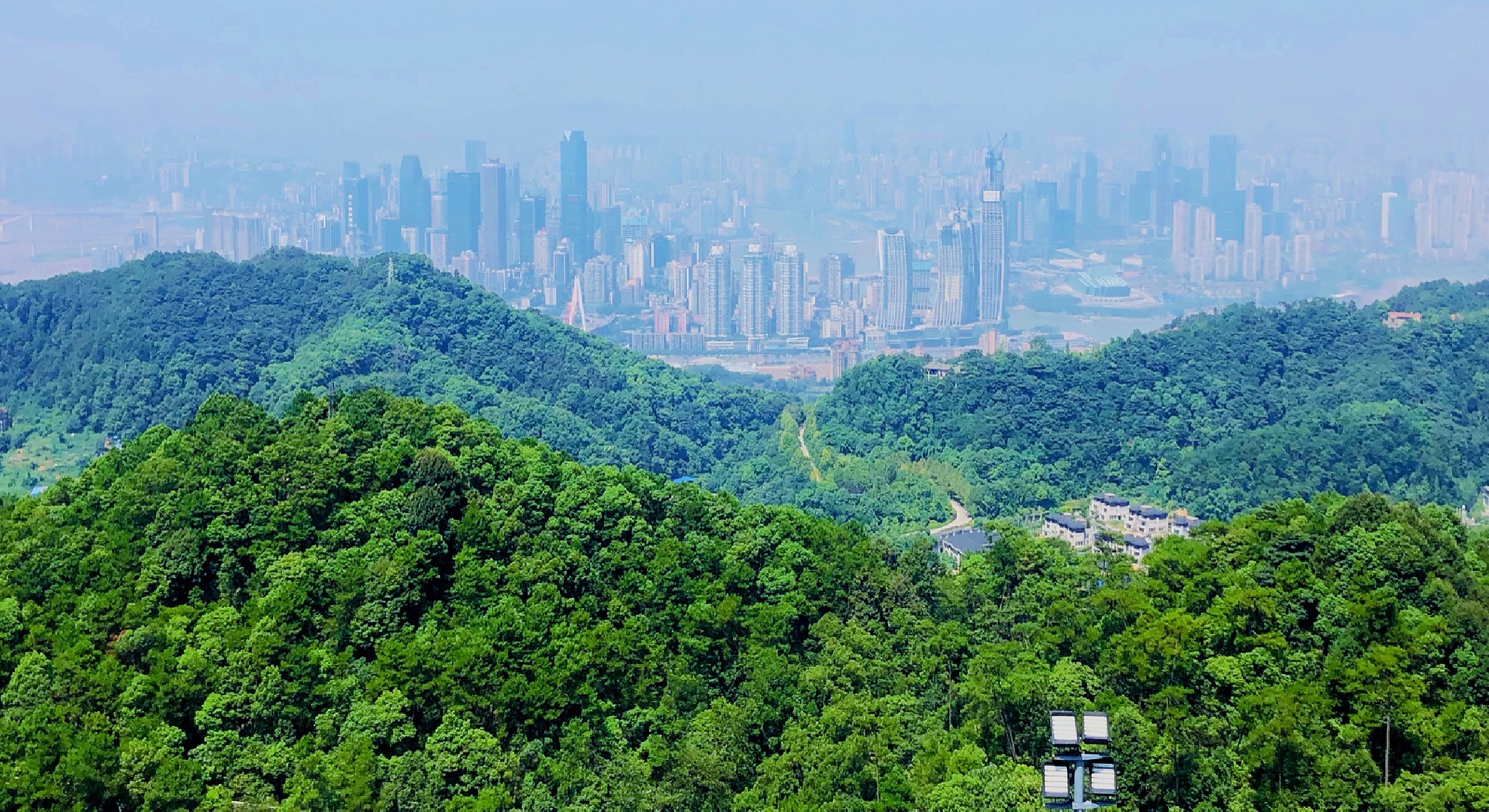 重庆南山大金鹰坐拥南山鸟瞰山城