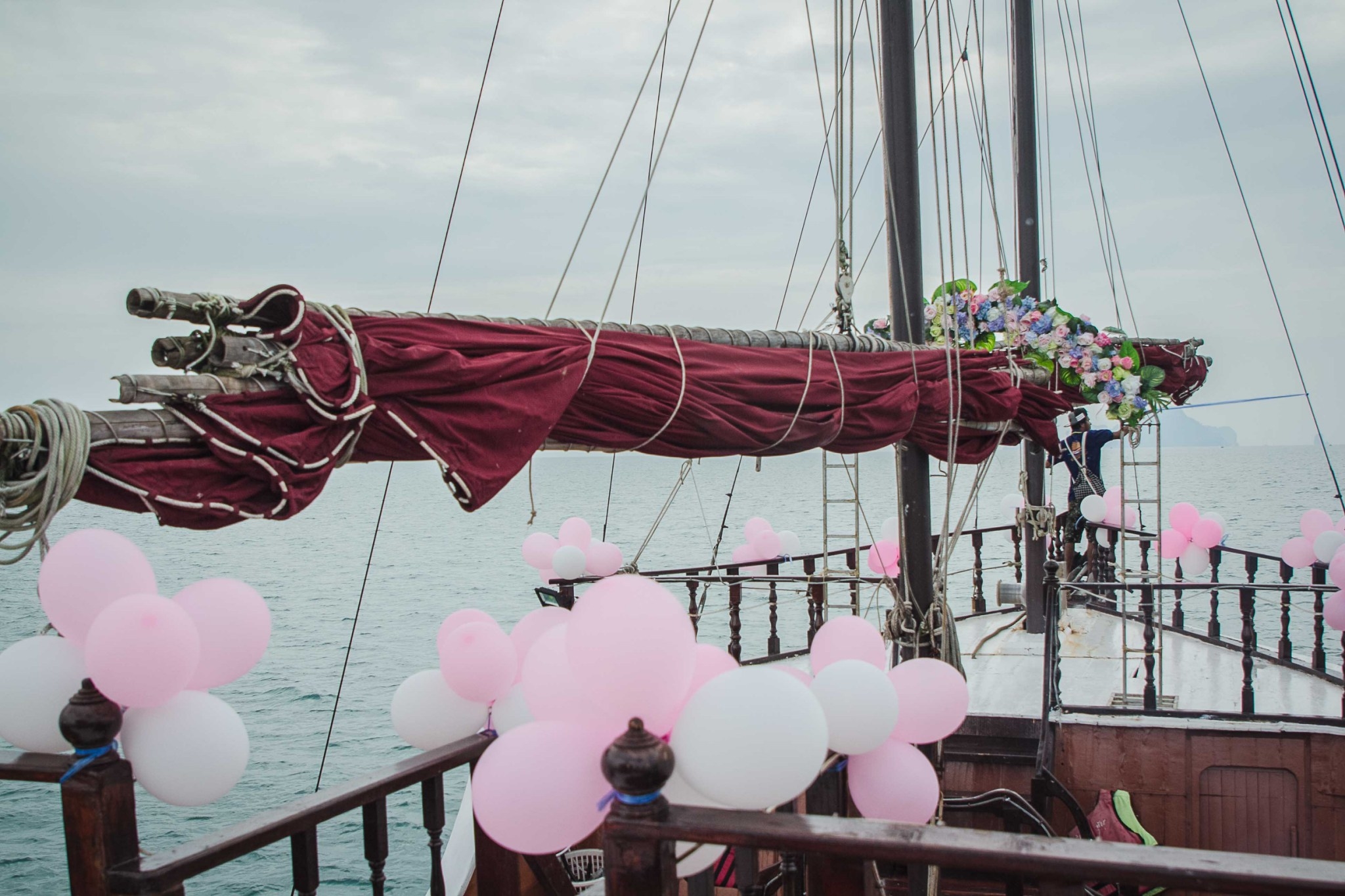 泰国甲米海上夕阳复古大红帆船婚礼及浪漫海鲜船上婚宴 2小时婚礼跟拍