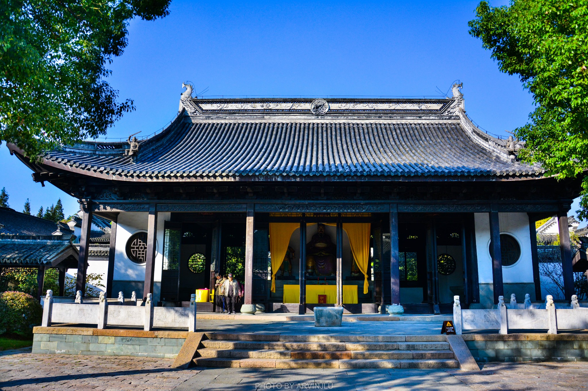 但乌镇的老百姓更多的认同"乌镇"是为了纪念唐代的一位乌赞将军而名