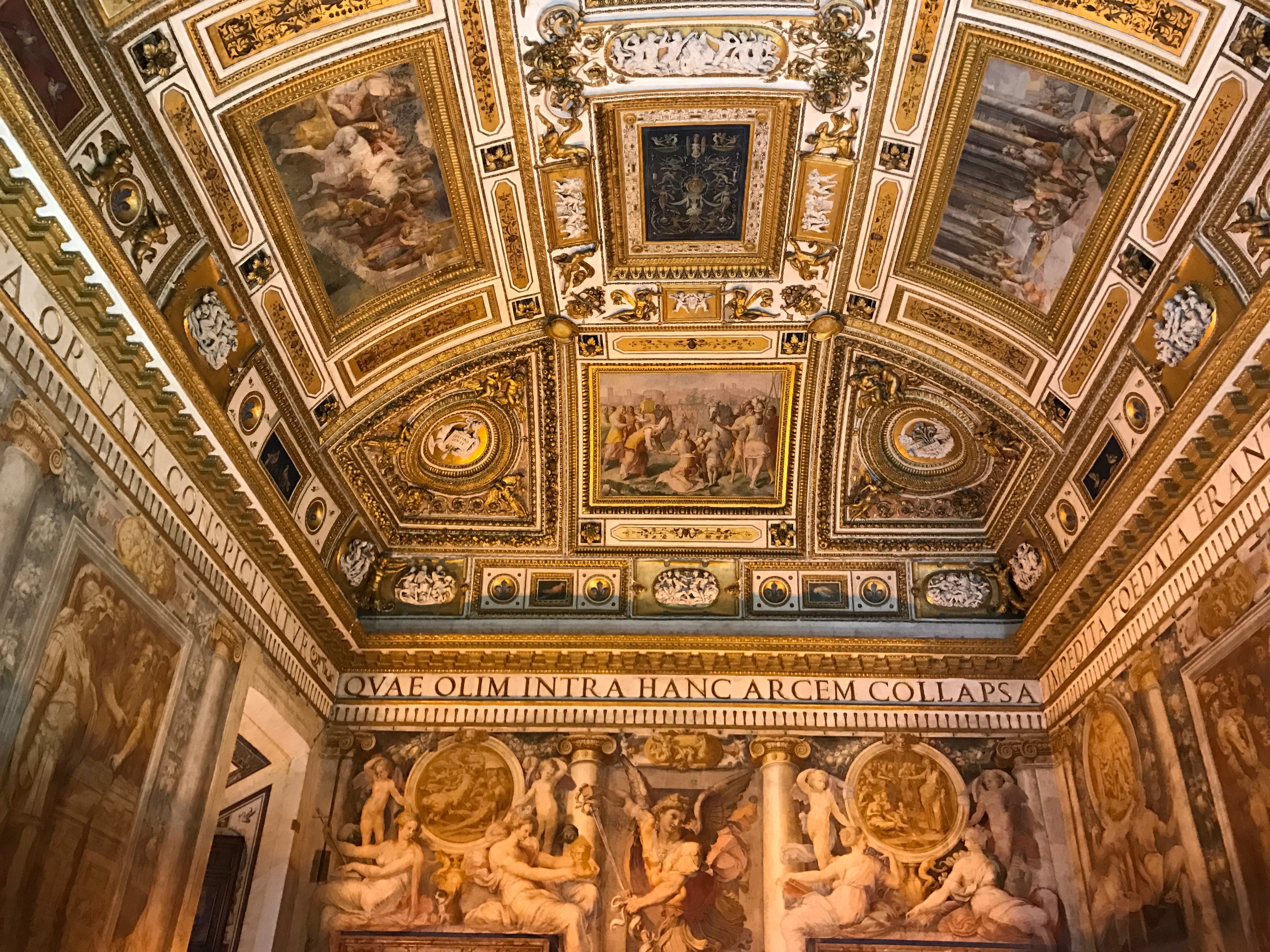 去看看装饰华丽的文艺复兴时期的内部装饰壁画,还可以在圣天使城堡