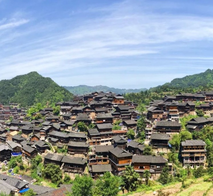 贵州西江苗寨：吊脚楼遇上梯田，还可以试穿苗族服装