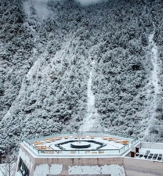 泡温泉啦~/古尔沟华美达温泉/古尔沟神峰温泉位于理县古尔沟神峰山下