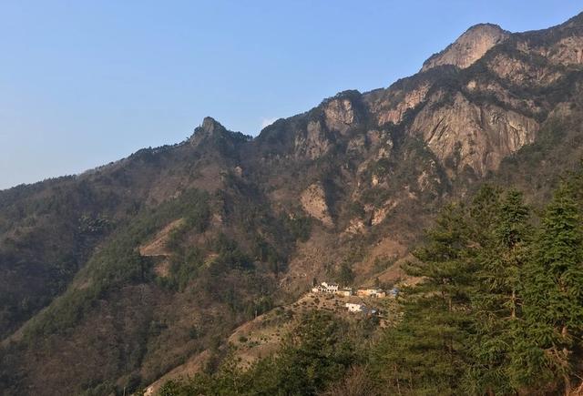 安徽第一海拔村山上仅有4户人家有一帮人特别爱去这个村