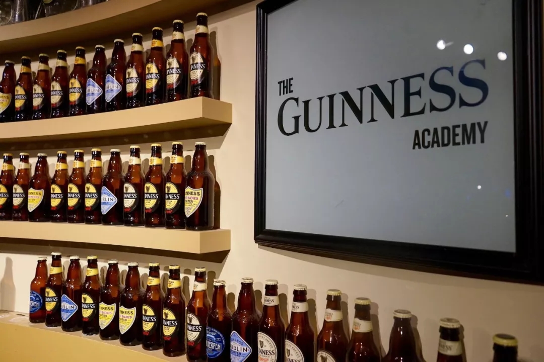 亲手打造一杯完美的健力士啤酒,然后傲娇地用经典步骤品尝,是不是特有