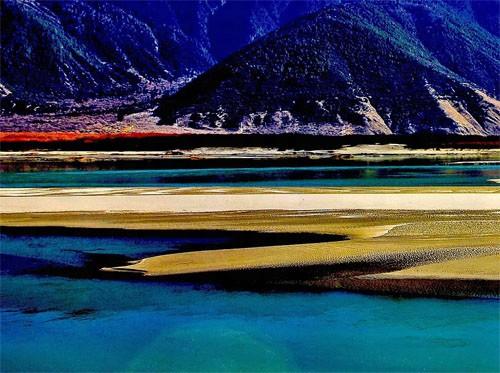 蜿蜒曲折的河流,蓝天白云,崇山峻岭,犹如一幅处置名家之手的山河画卷