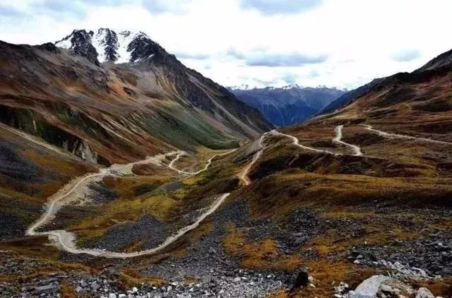 改造后为四级公路标准,但难度系数依然很高,不亚于美国的卢比肯小道