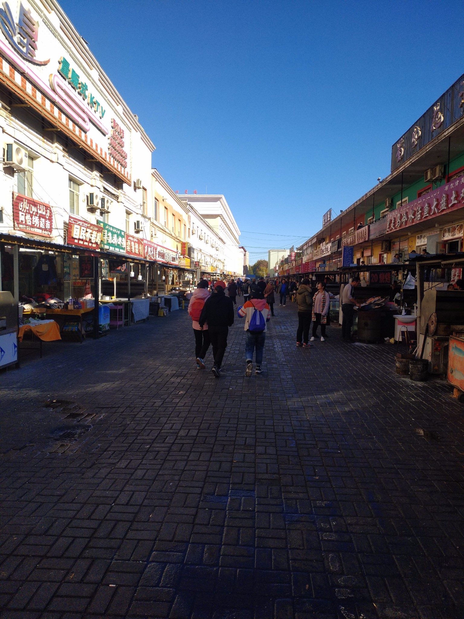 布尔津河堤夜市