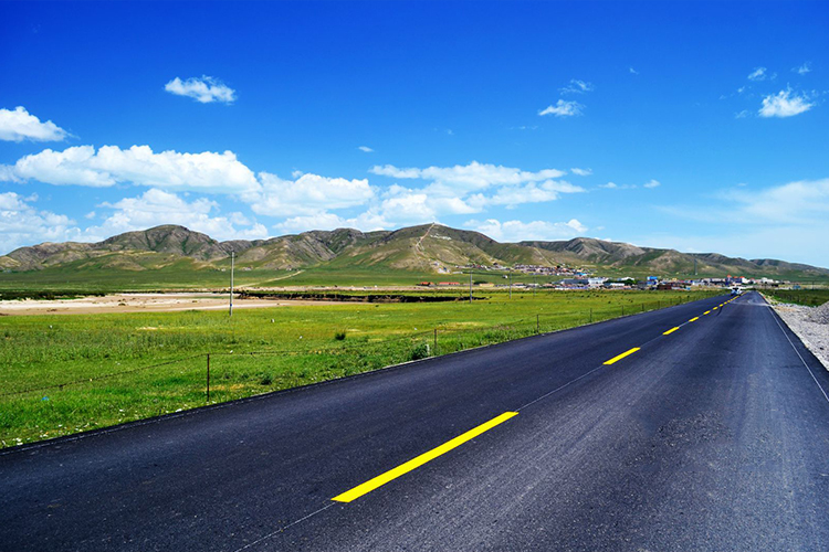 一路蓝天白云,一路广阔荒凉,高低起伏的笔直公路