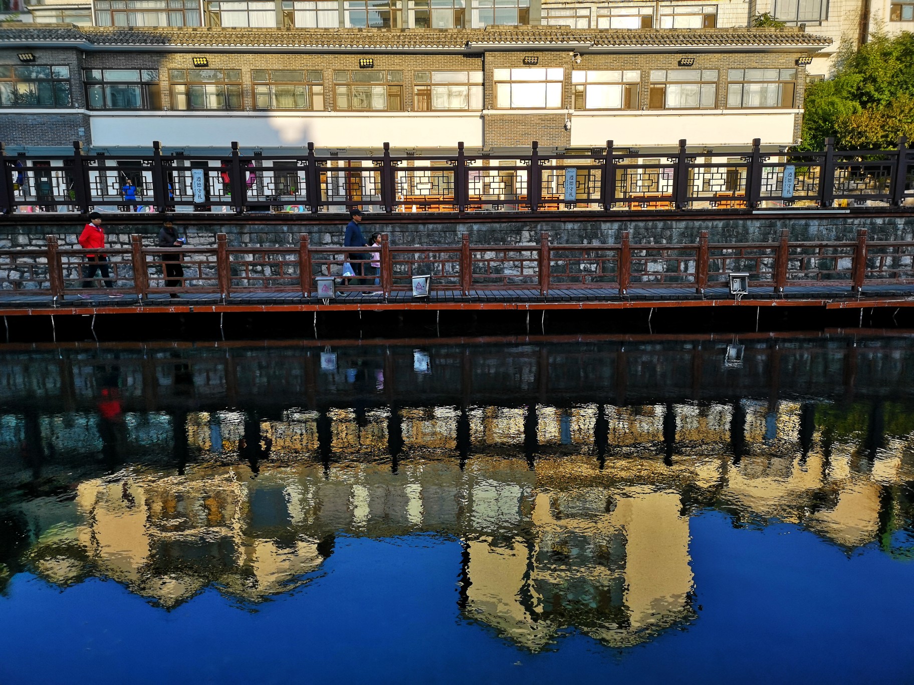 乐水泉城护城河畔