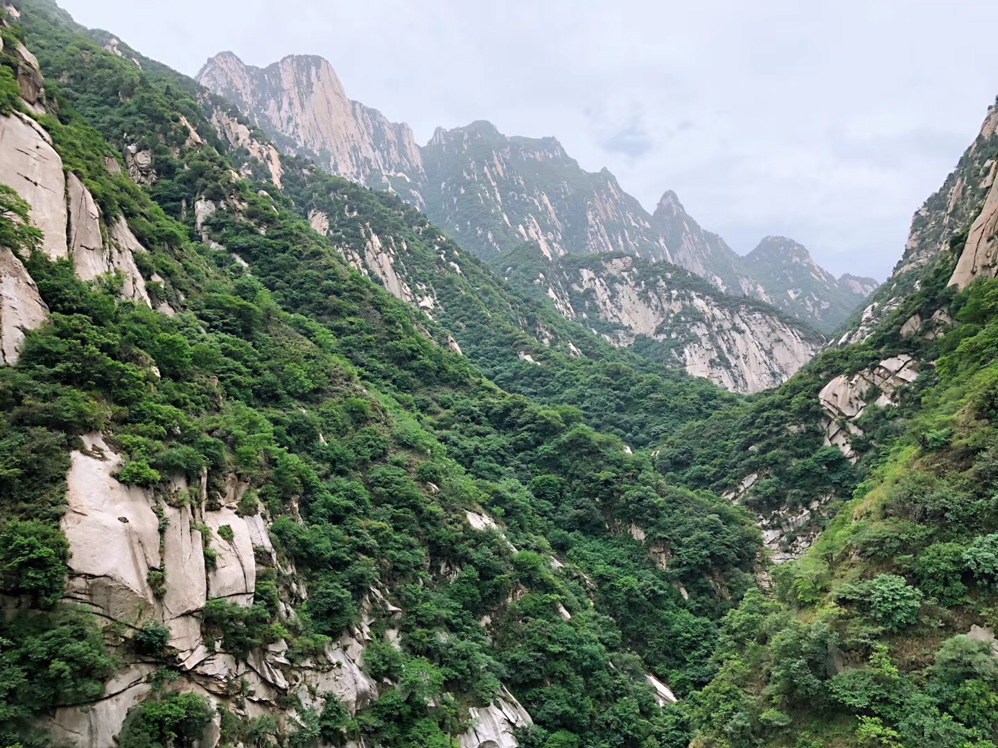 933張圖片仙峪位於華山峪西,又名車箱谷,與華山峪僅一嶺之隔,傳說古時