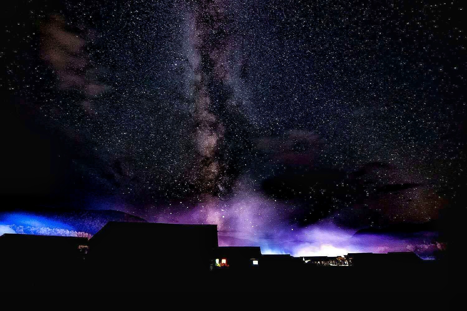 要在喀纳斯看星空当然住在景区内,湖畔有小木屋住宿,这是感受喀纳斯