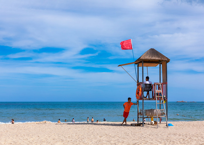 不会游泳的小伙伴可以拉绳冲浪,随着海浪尽情摇摆尖叫,非常high!