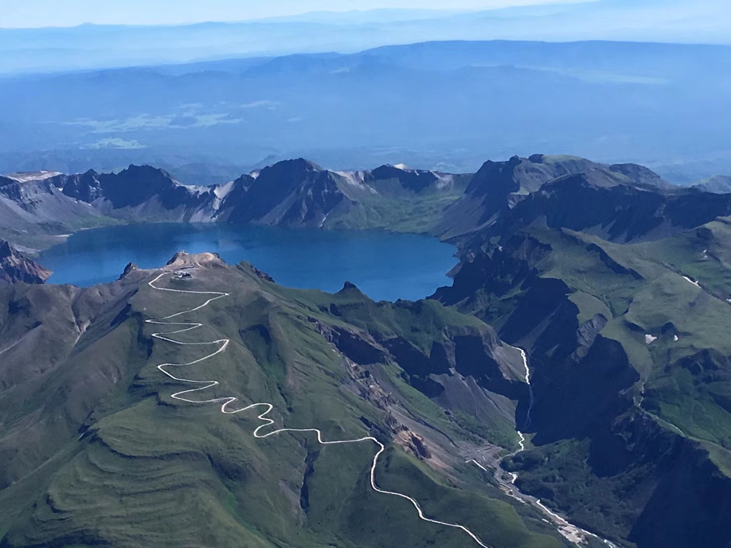 乘直升机高空俯瞰长白山(不同时长给您不一样的高空视野和飞行体验)