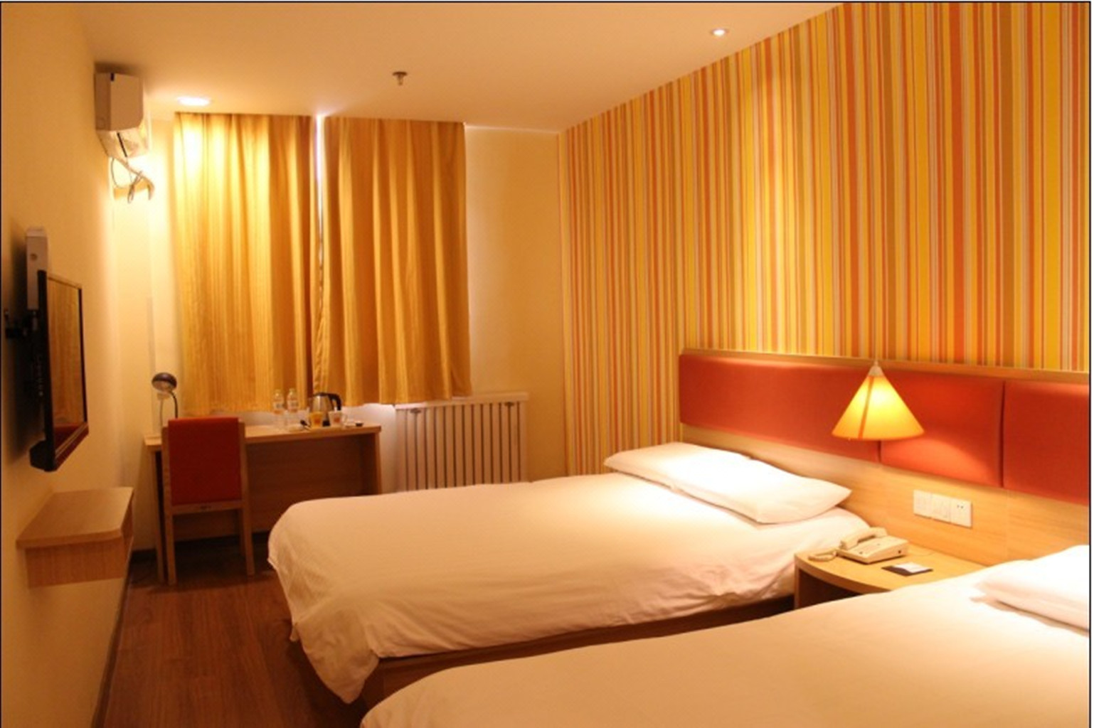 如家酒店(乌鲁木齐水清木华南湖广场店) Home Inn (Urumqi Shuiqing Muhua Nanhu Square)