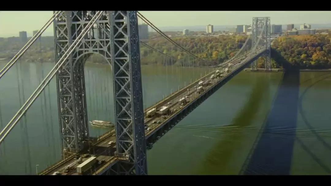 纽约有三座在电影里很红,它们都在纽约东河上——  布鲁克林大桥