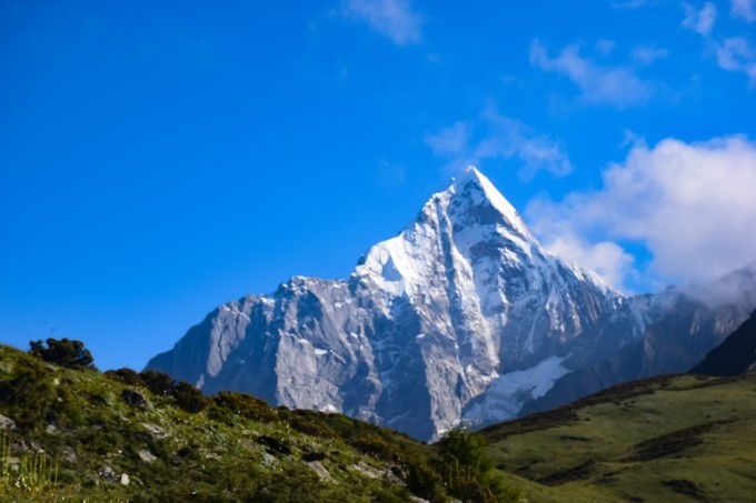 四姑娘山_姑娘山在哪里的位置_姑娘山歌曲原唱