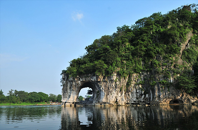 桂林旅遊市內精華一日遊象鼻山靖江王城蘆笛巖兩江江四湖市區內酒店