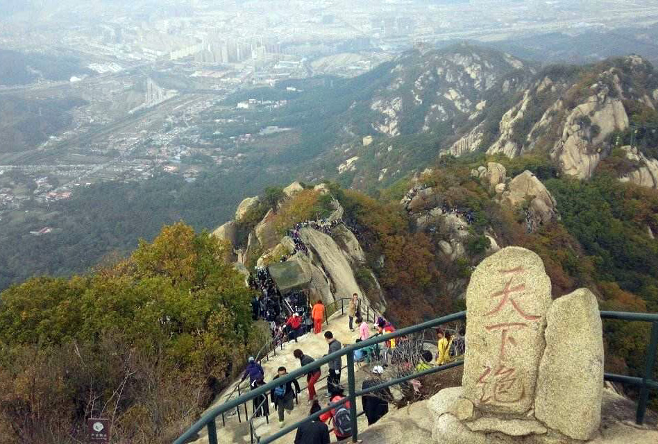 鳳凰山鳳凰山位於丹東市西北60公里,距鳳城市區東南3公里處,以秀美的