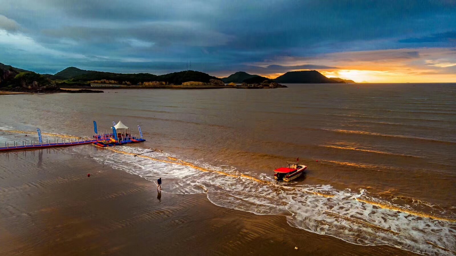 东旦沙滩变脸东旦时尚运动沙滩