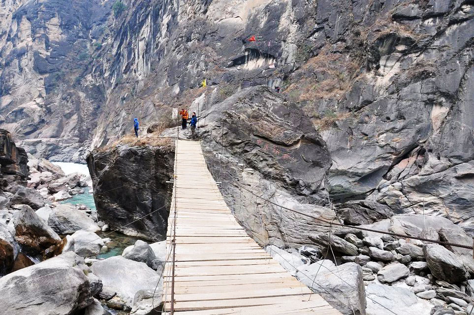 路上拍的 虎跳峽 的風景