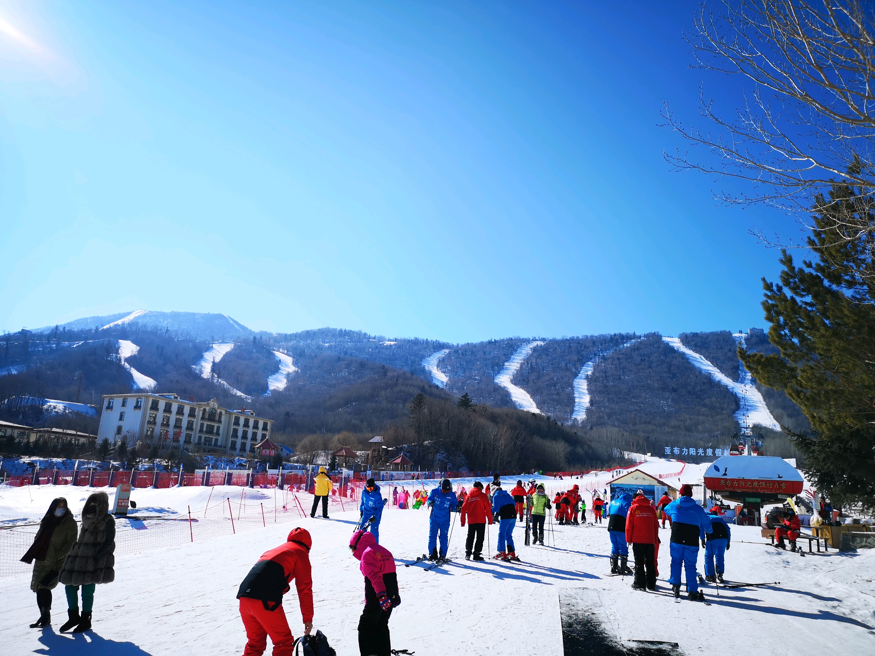 亚布力雪龙滑雪场图片