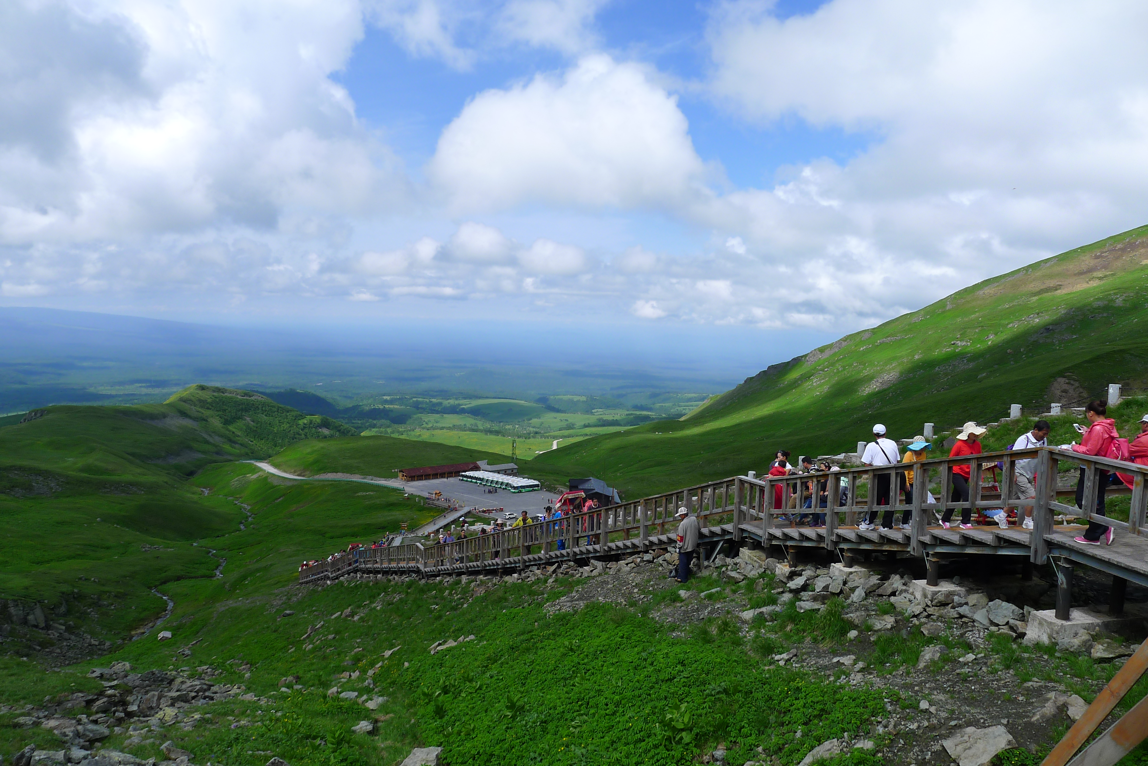 11张图片老虎背位于长白山景区内.也是一只拦路虎.