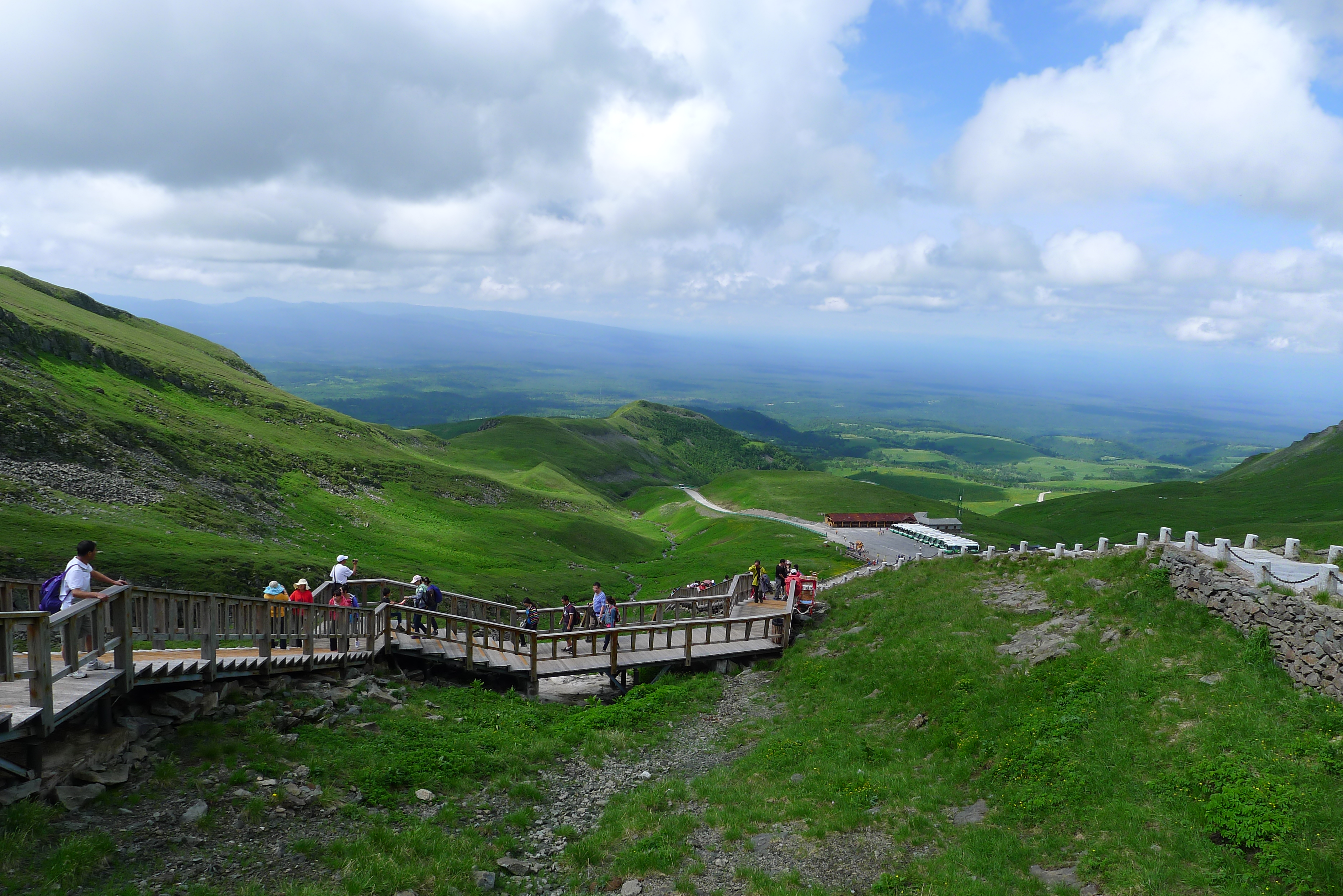 11张图片老虎背位于长白山景区内.也是一只拦路虎.