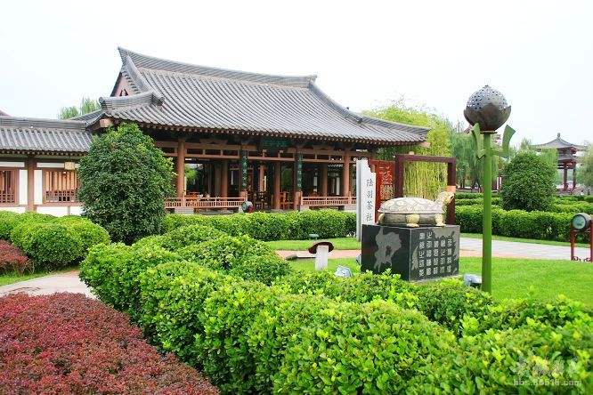 休閒品茗於一體,其中的建築單體茶聖館,茶道屋,水雲軒又均安排於開放