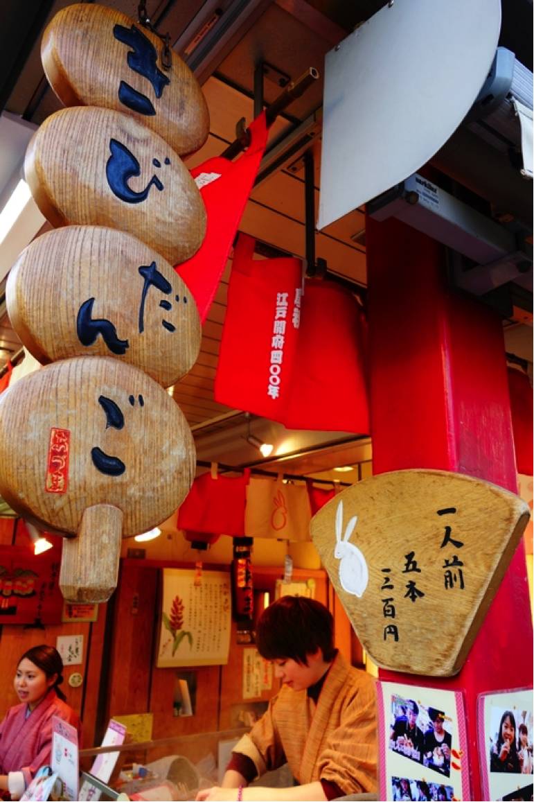 从雷门开始到宝藏门为止,有一条250米的商铺步行街,这里是日本最古老